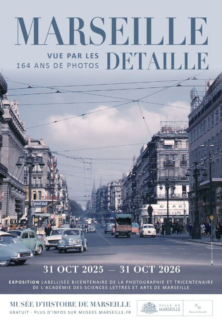 affiche de l'exposition : Marseille vue par les Détaille au Musée d'Histoire de Marseille. La photo date probablement des années 50, voitures d'époque sur la Canebière, tout au fond on distingue les flèches de l'église des Réformés, le Vieux-Port est donc derrière nous