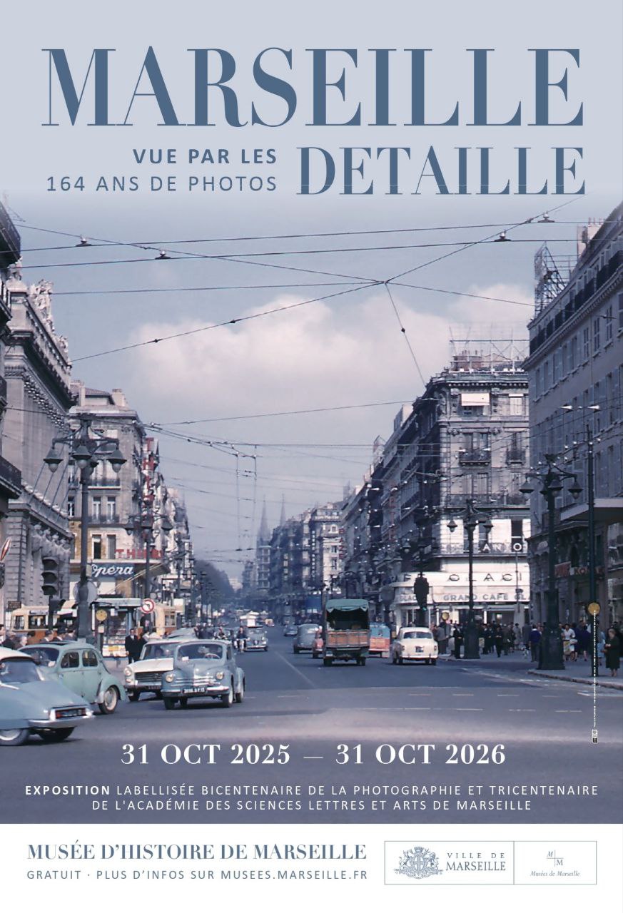 affiche de l'exposition : Marseille vue par les Détaille au Musée d'Histoire de Marseille. La photo date probablement des années 50, voitures d'époque sur la Canebière, tout au fond on distingue les flèches de l'église des Réformés, le Vieux-Port est donc derrière nous