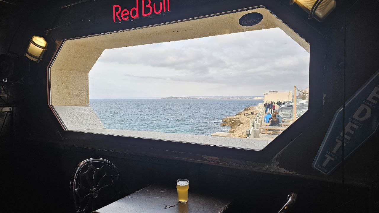 Une bière avec vue mer