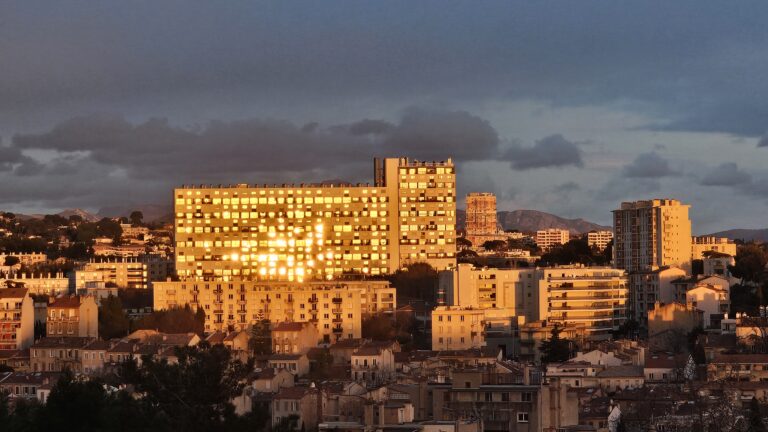 Le soleil se couche à l’est