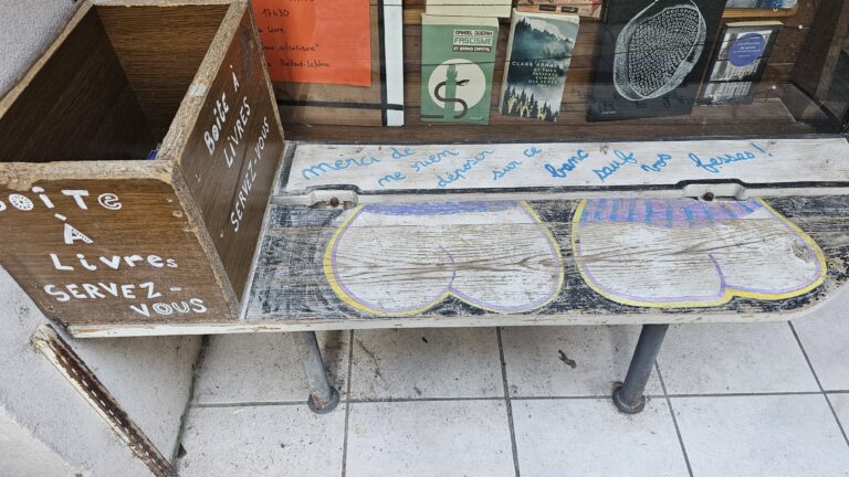 Un coquelicot sur la porte