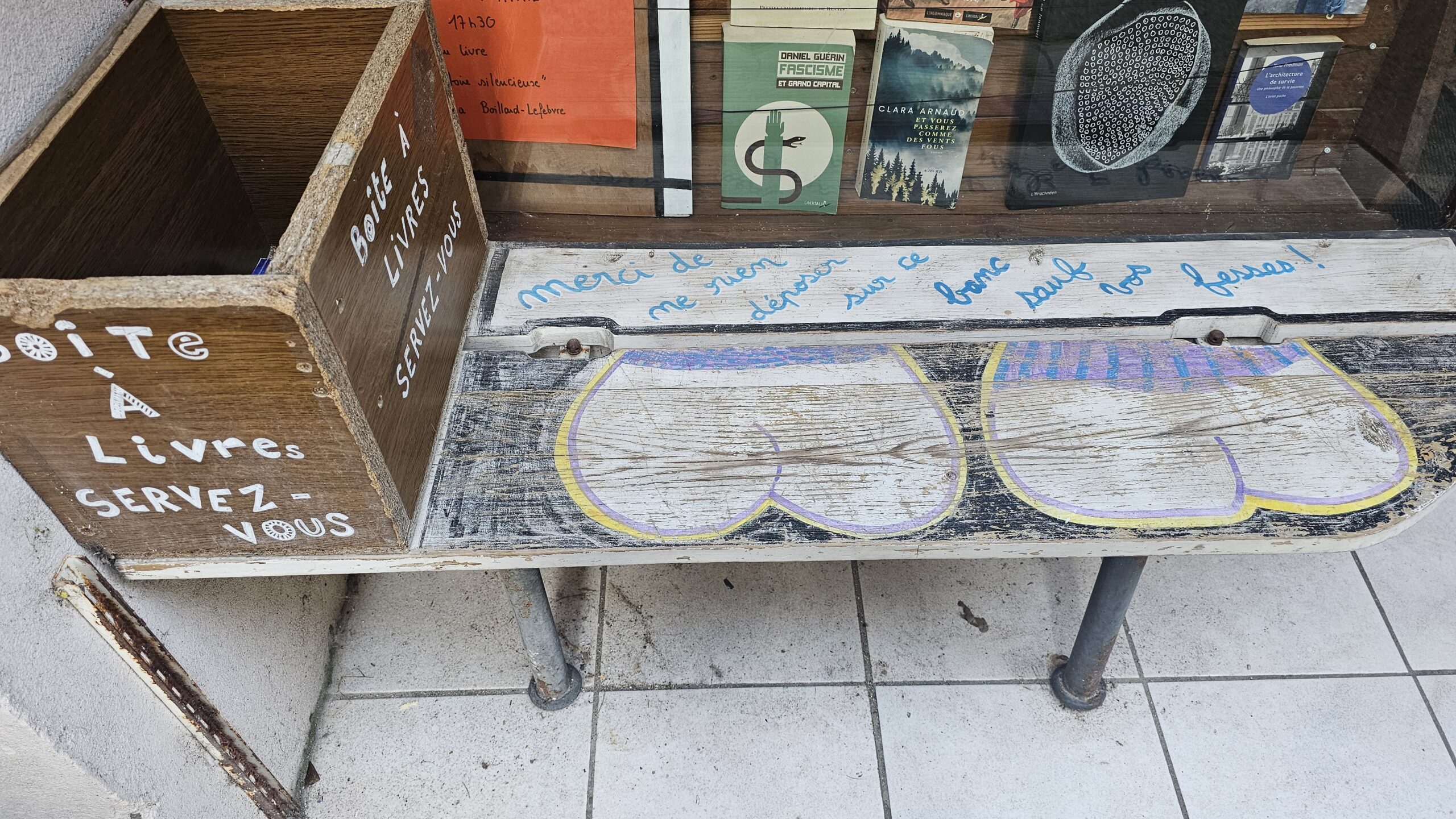 Un coquelicot sur la porte