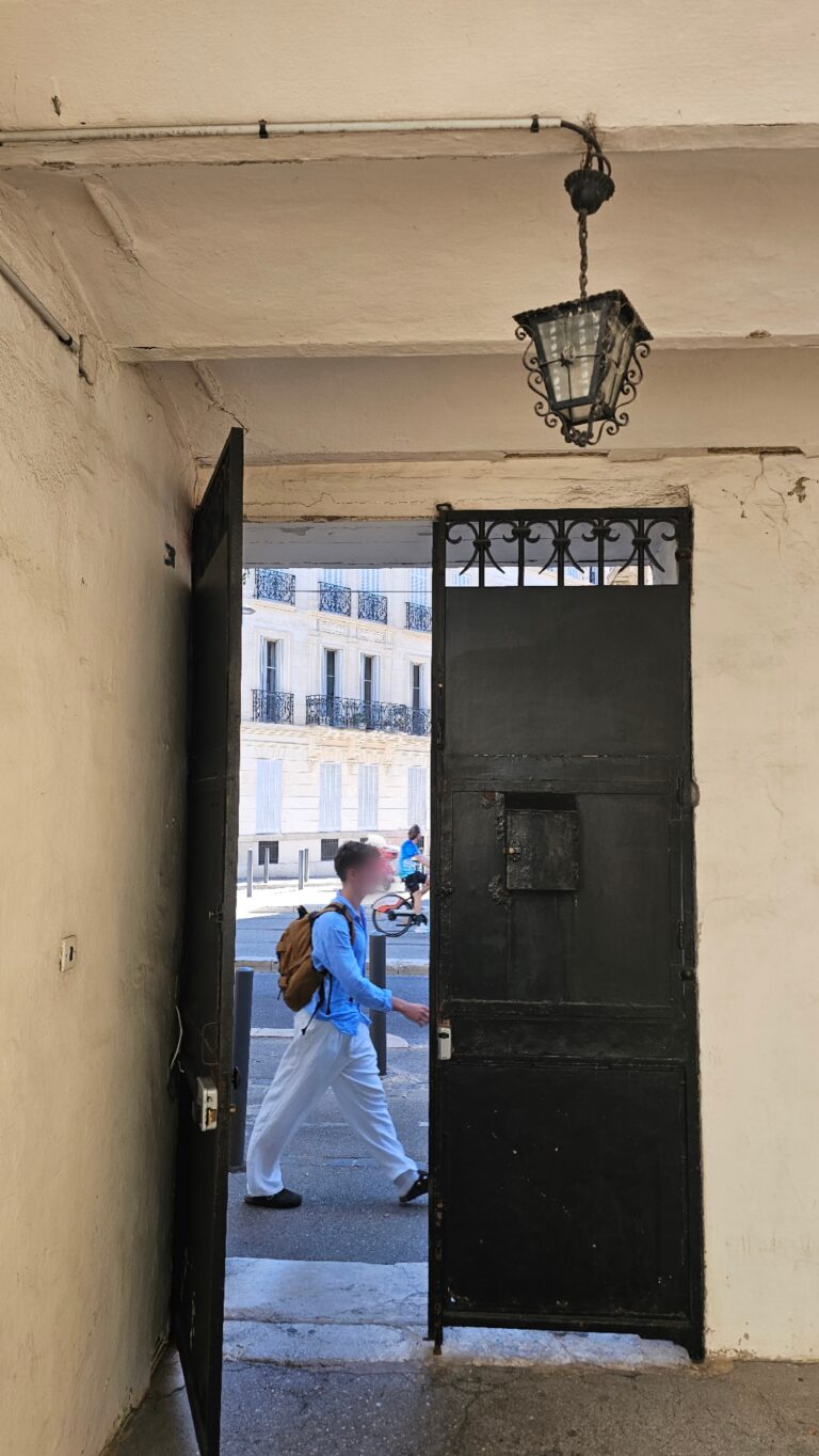 Une porte ouverte